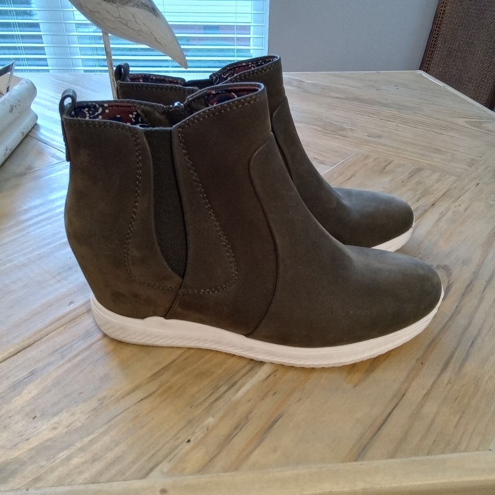BareTraps Jaci Size 9.5 Olive Green Faux Leather Wedge Sneaker Bootie
